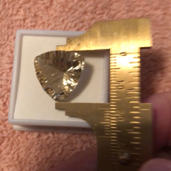 15 ct YELLOW Labradorite 16x17 Fantasy/Radiant Cut - Picture 5 of 8